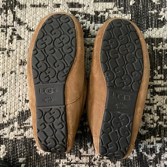 Ugg slippers for men. Great used condition. Size 13 - Picture 3 of 3